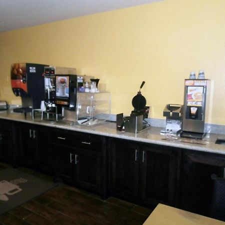 Americas Best Value Inn & Suites Thief River Falls Exterior photo