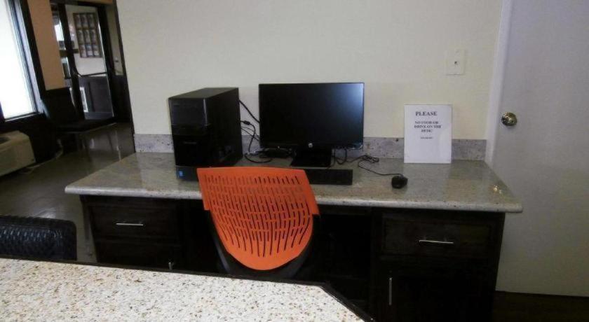 Americas Best Value Inn & Suites Thief River Falls Exterior photo