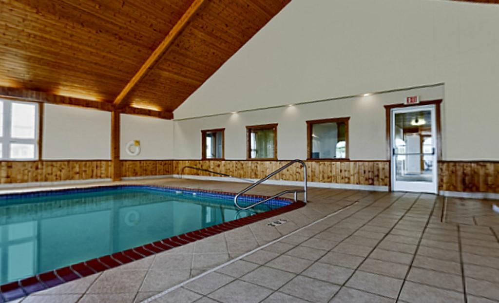 Americas Best Value Inn & Suites Thief River Falls Exterior photo